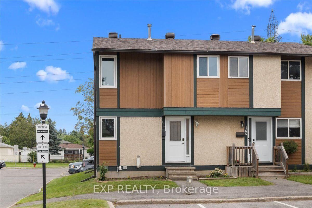 Property Photo:  1449 Ridgebrook Drive  ON K1B 4T1 