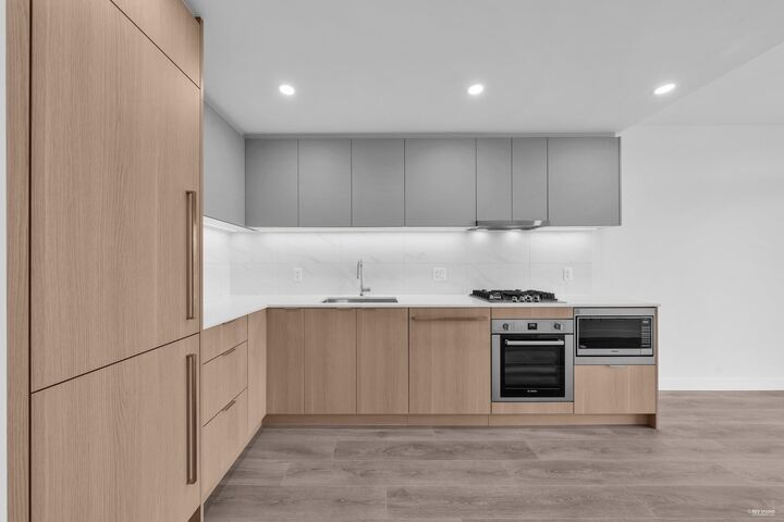 Property Photo:  318 Alderson Avenue 21xx  BC V3K 1T2 