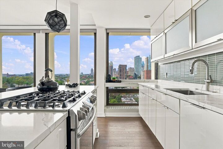 Property Photo: 220 Locust Street 12gs PA 19106