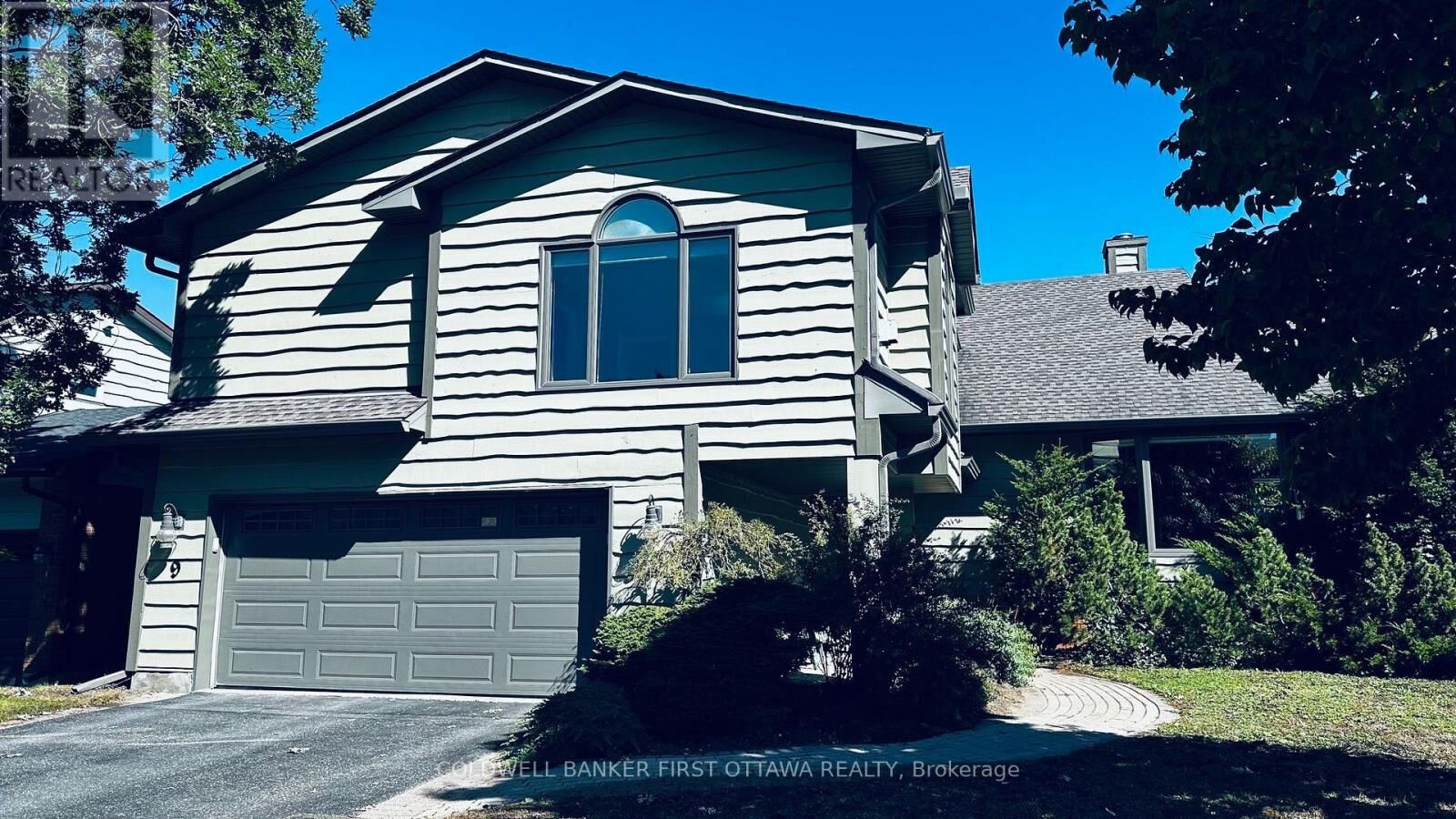Property Photo: 9 Foxrun Lane ON K1V 9W4