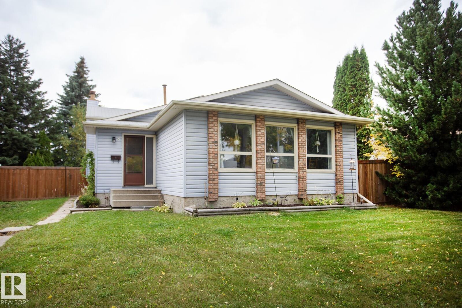 Property Photo: 8 Ash Crescent AB T8N 3J3