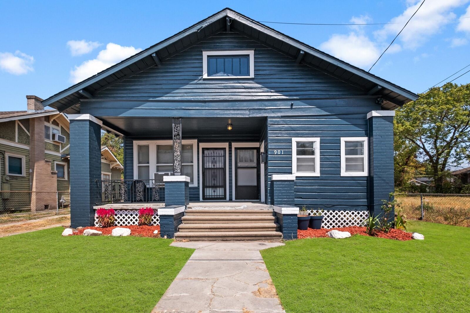 Property Photo:  901 Boundary Street  TX 77009 