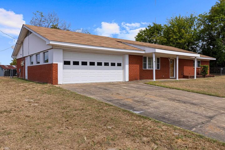 Property Photo: 905 Hillcrest St TX 75563