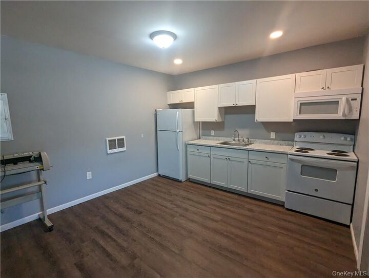 Property Photo:  3144 Route 9W 400  NY 12553 