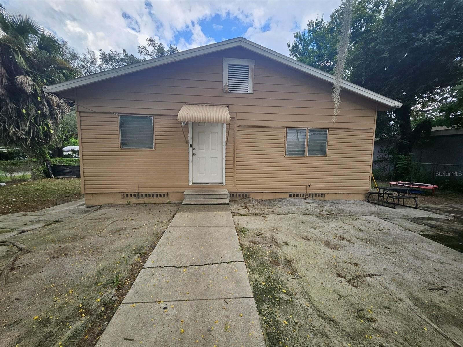 Property Photo:  1410 E Annie Street  FL 33612 