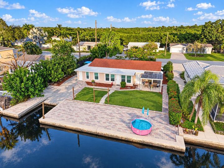 Property Photo: 9398 Sun Isle Drive NE FL 33702