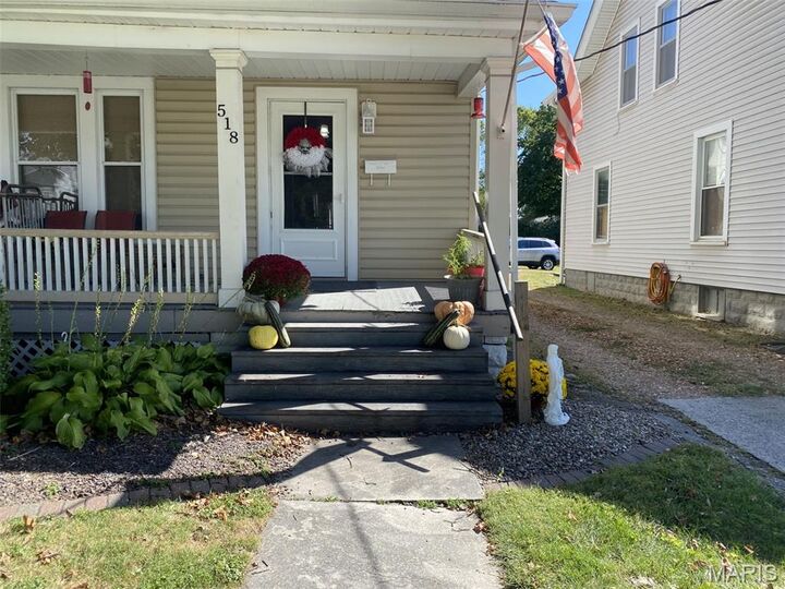 Property Photo:  518 W Pearl Street  IL 62052 