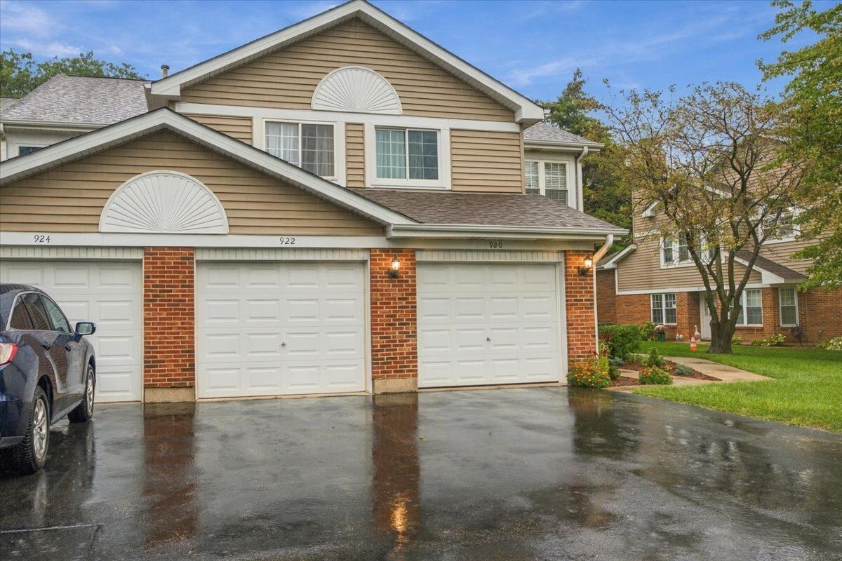 Property Photo:  922 W Happfield Drive  IL 60004 