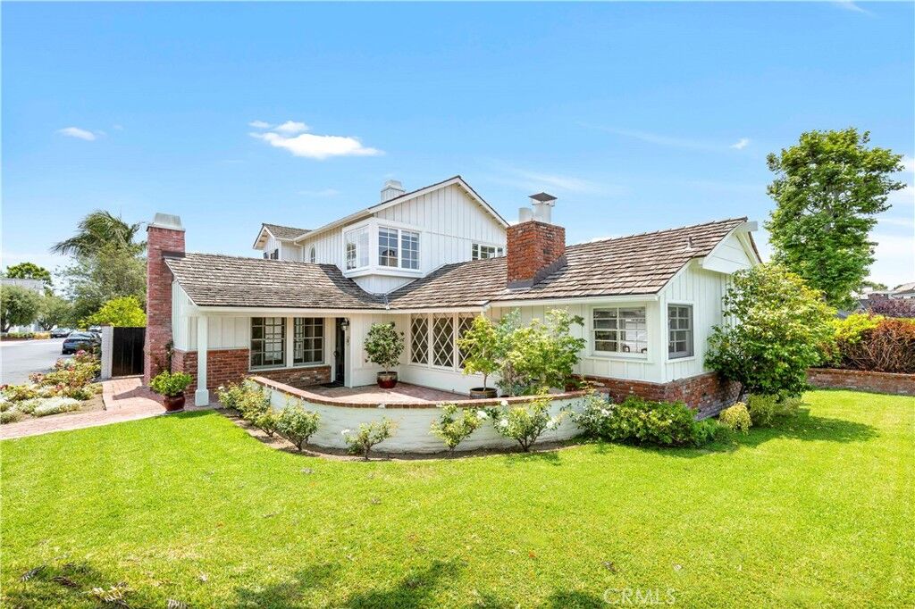 Property Photo:  2562 Vista Drive  CA 92663 