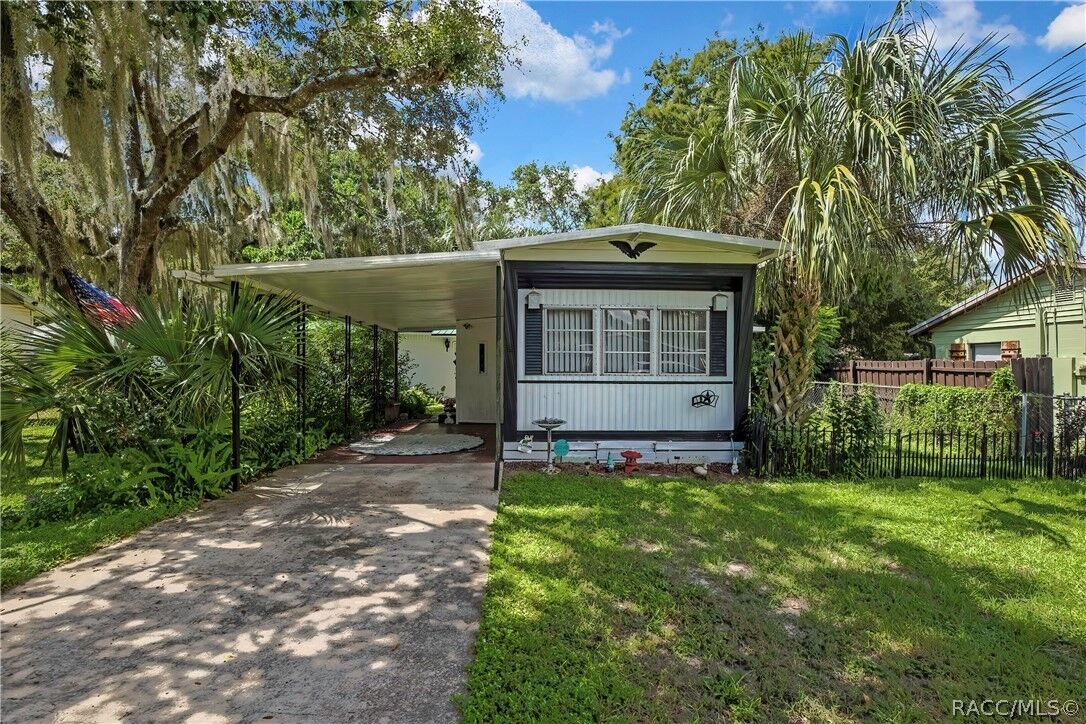 Property Photo: 223 N Line Avenue FL 34450