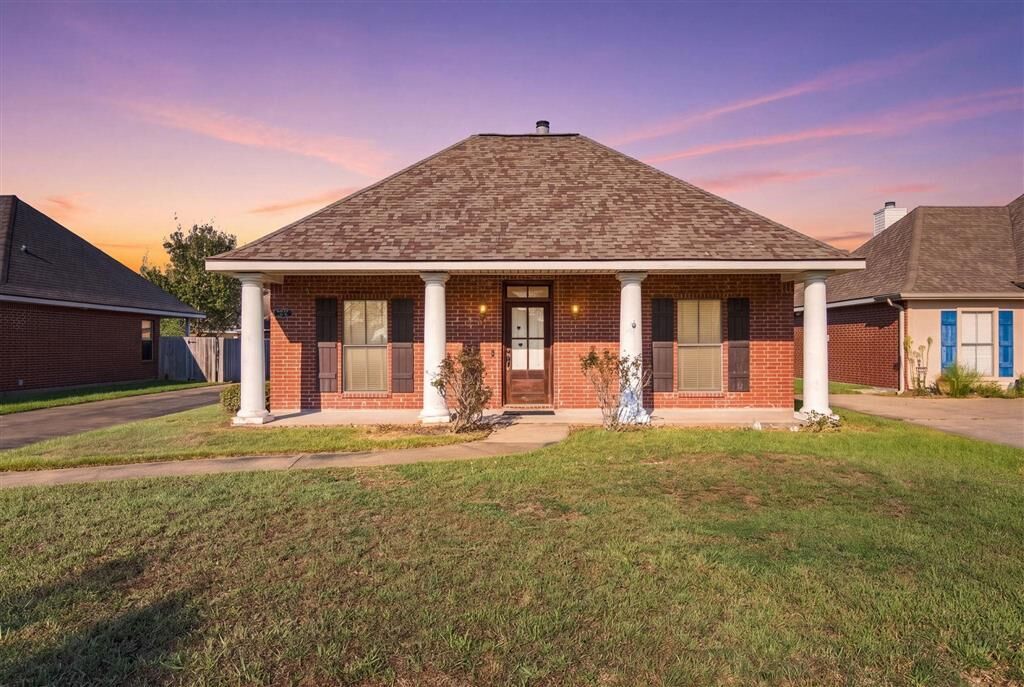 Property Photo:  5714 E Dietrich Loop E  LA 70605 
