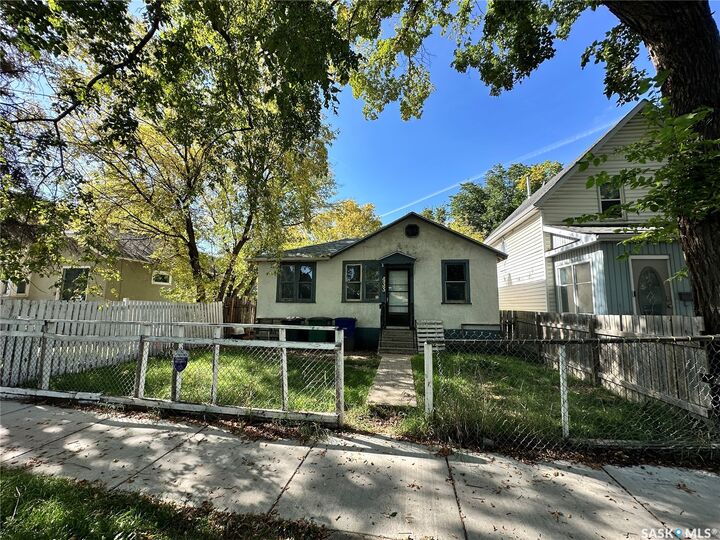 Property Photo: 433 I Avenue S SK S7M 1Y3