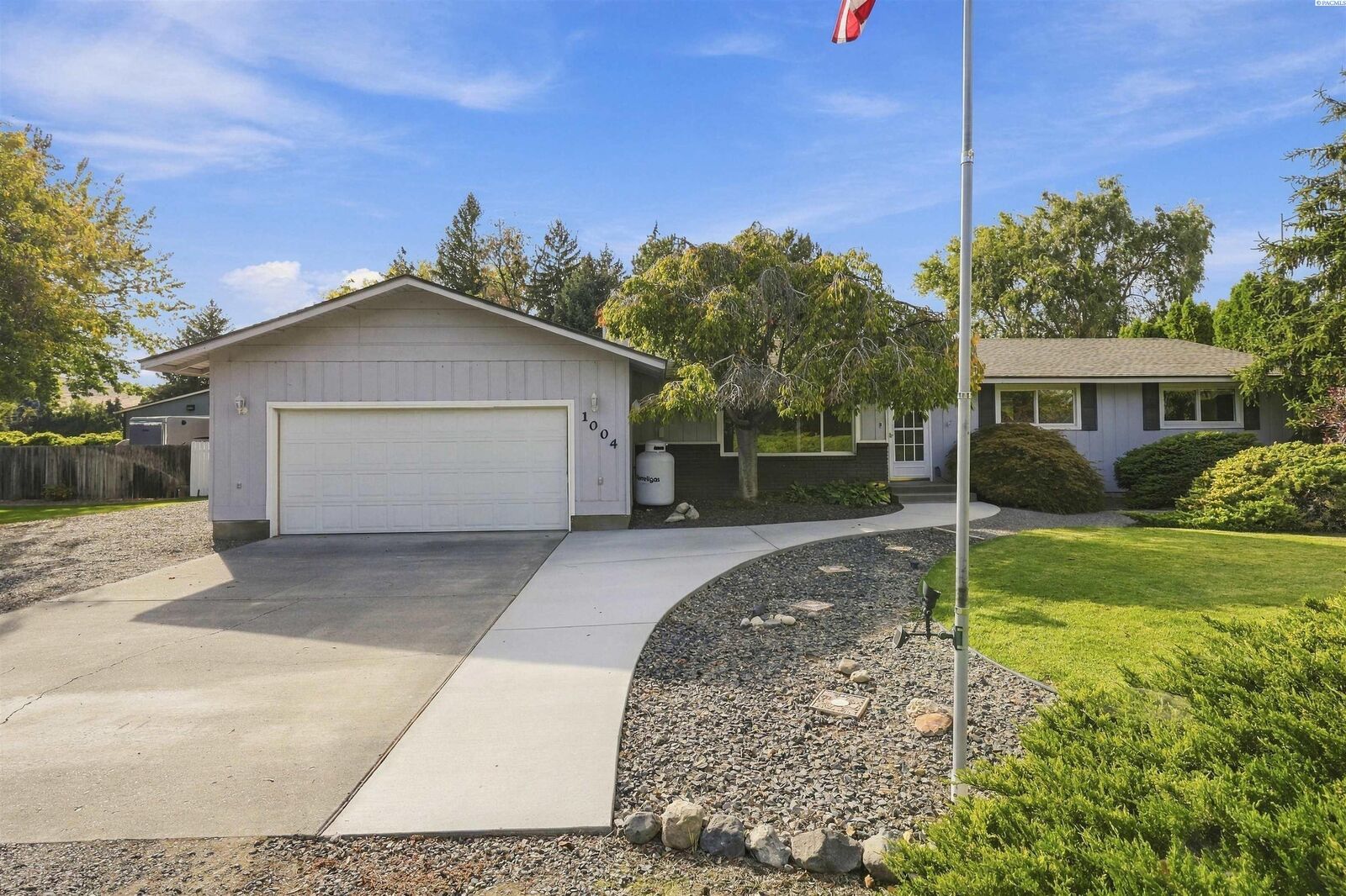 Property Photo:  1004 S Dawes  WA 99338 