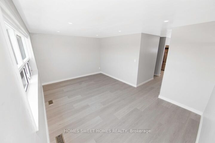 Property Photo:  1352 Kennedy Road A  ON M1P 2L7 
