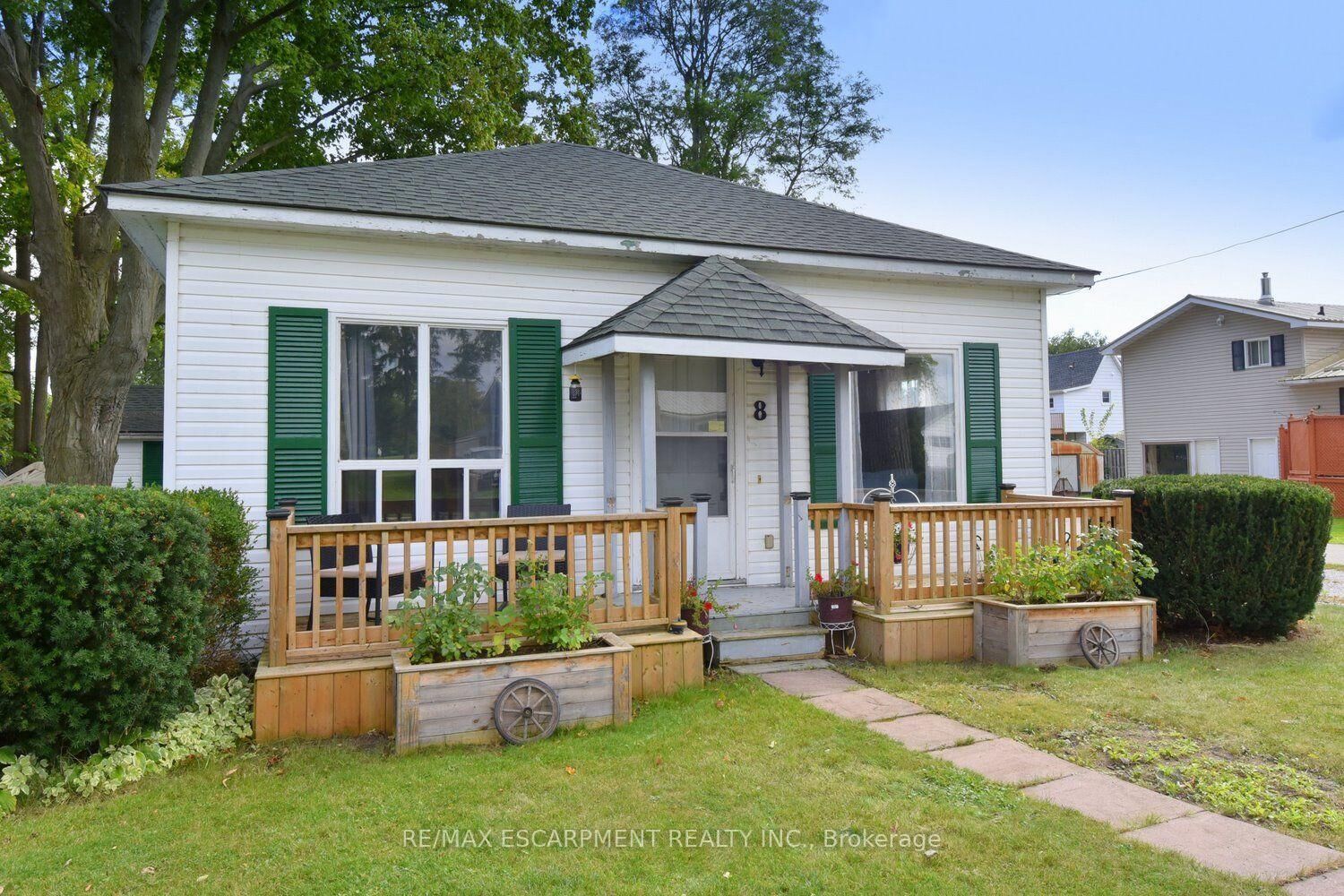 Property Photo: 8 Chestnut Street ON N0E 1M0