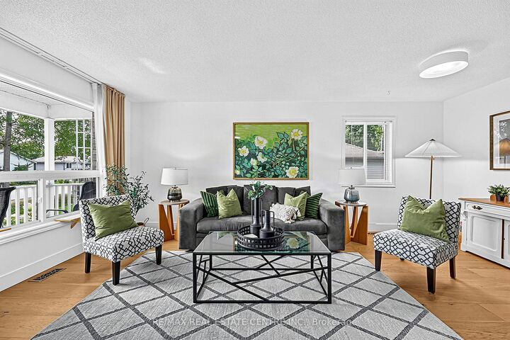 Property Photo:  284 Woodycrest Avenue  ON L4P 2W2 
