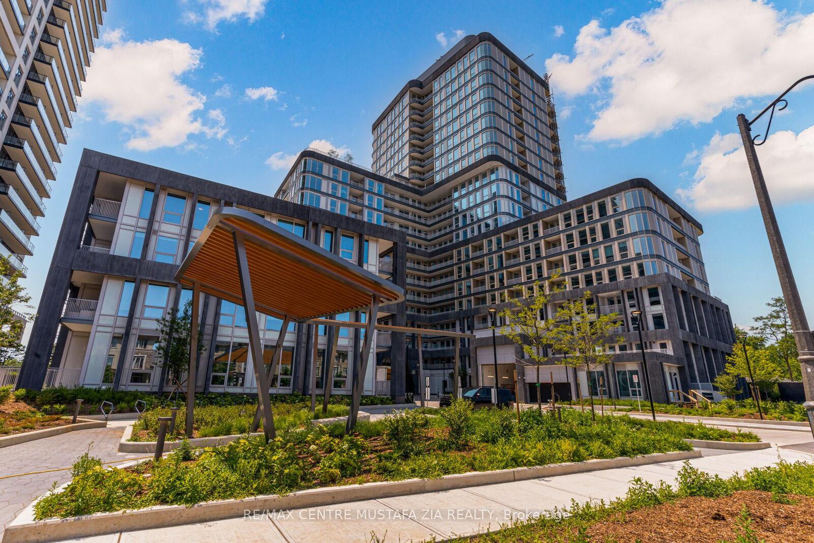 Property Photo:  3240 William Coltson Avenue 402  ON L6H 0X1 