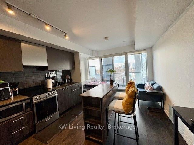 Property Photo: 251 Jarvis Street 712 ON M5B 0C3
