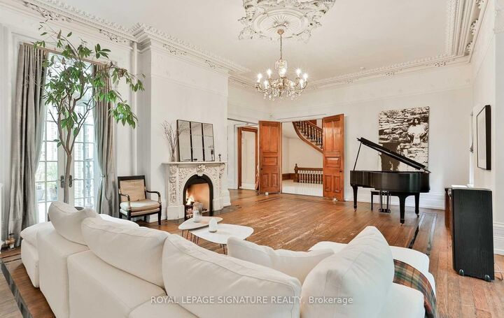 Property Photo: 4 Wellesley Place ON M4Y 2K4