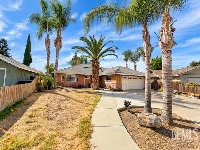 Property Photo:  1621 N Maple Street  CA 93292 