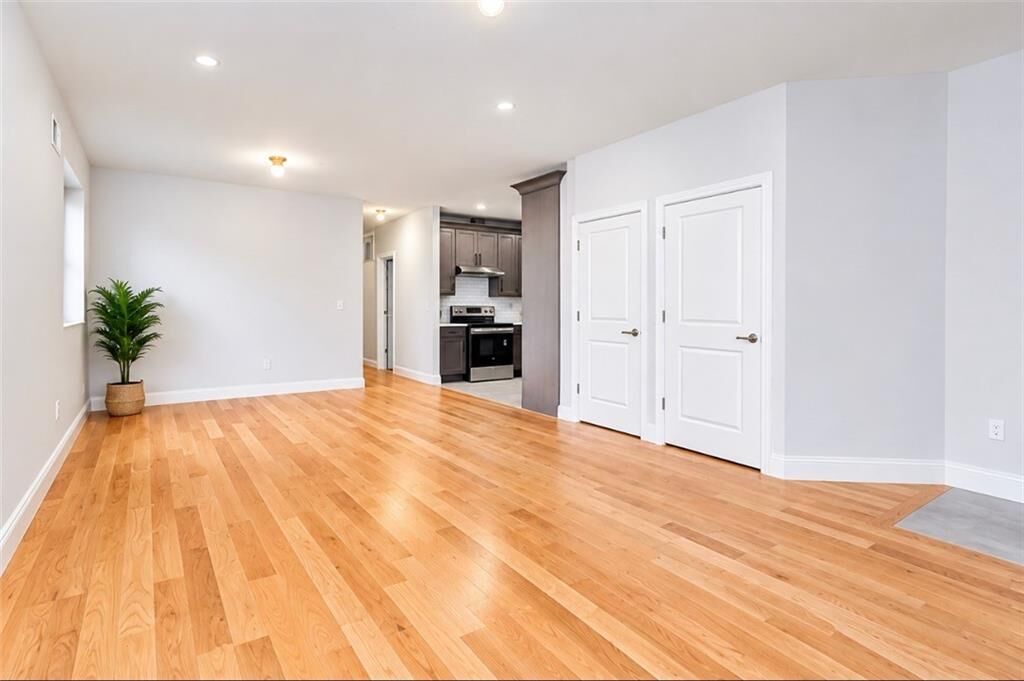 Property Photo: 22 Hope Street 2F NY 10305