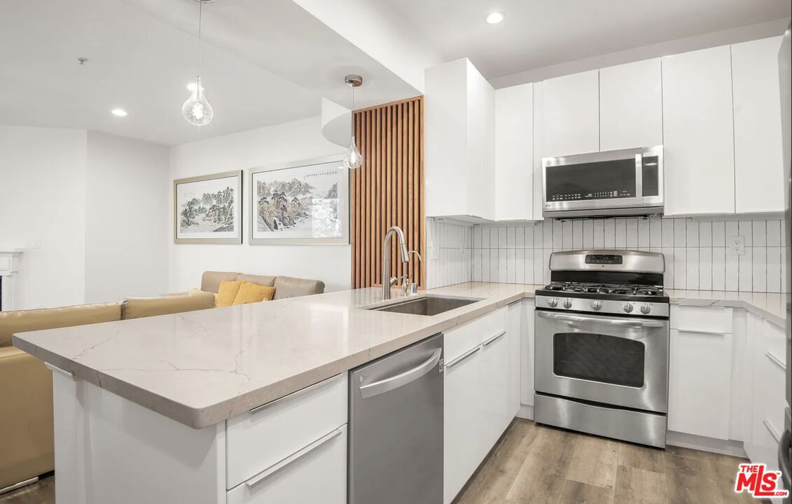 Property Photo:  620 S Gramercy Pl, Unit 206  CA 90005 