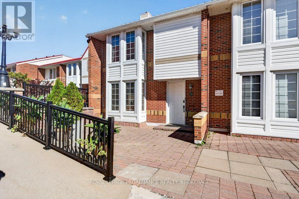 Property Photo:  1 Place D'Armes 39  ON K7K 6S1 