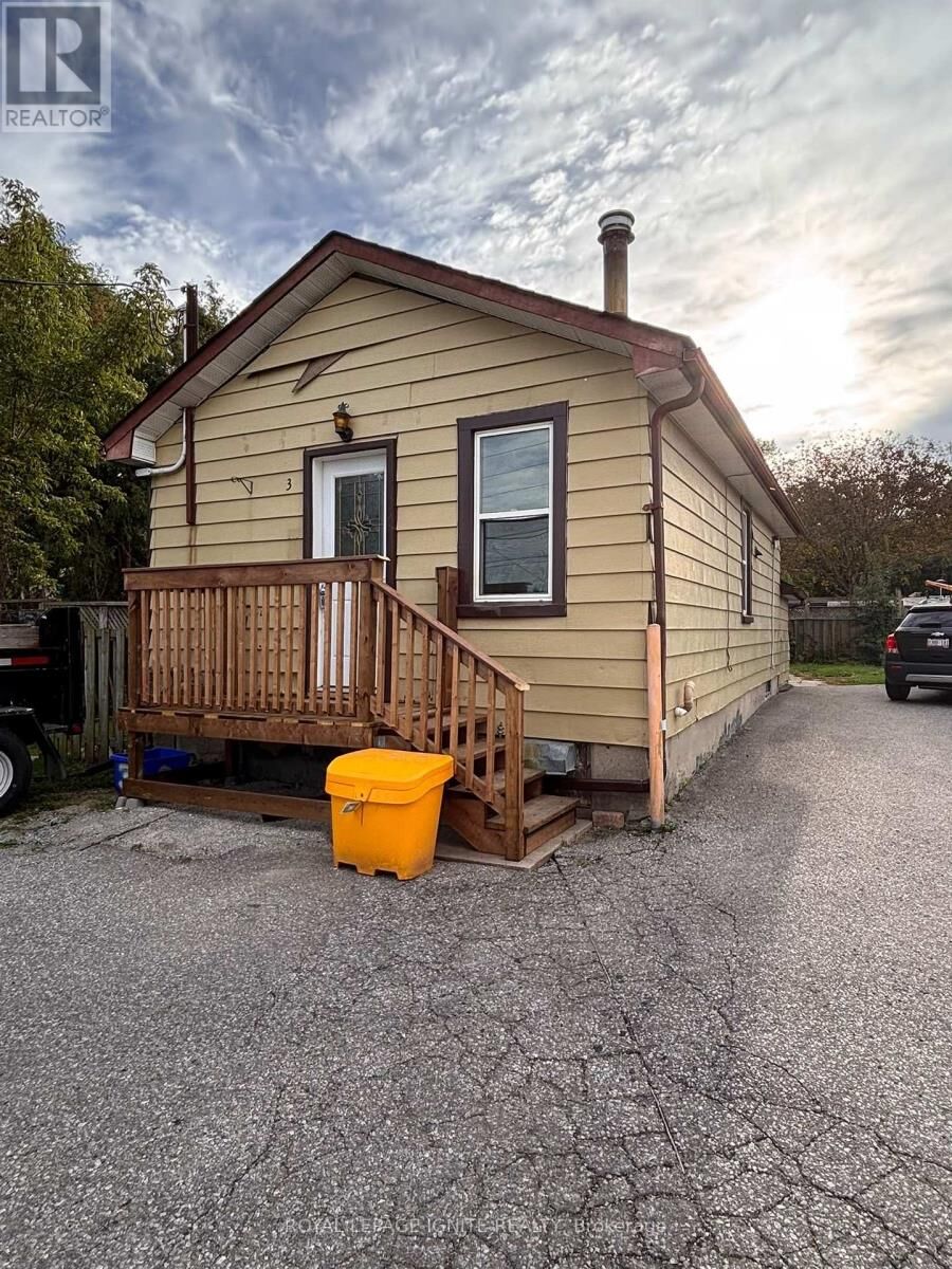 Property Photo:  178 Park Road North 3  ON L1J 4L6 