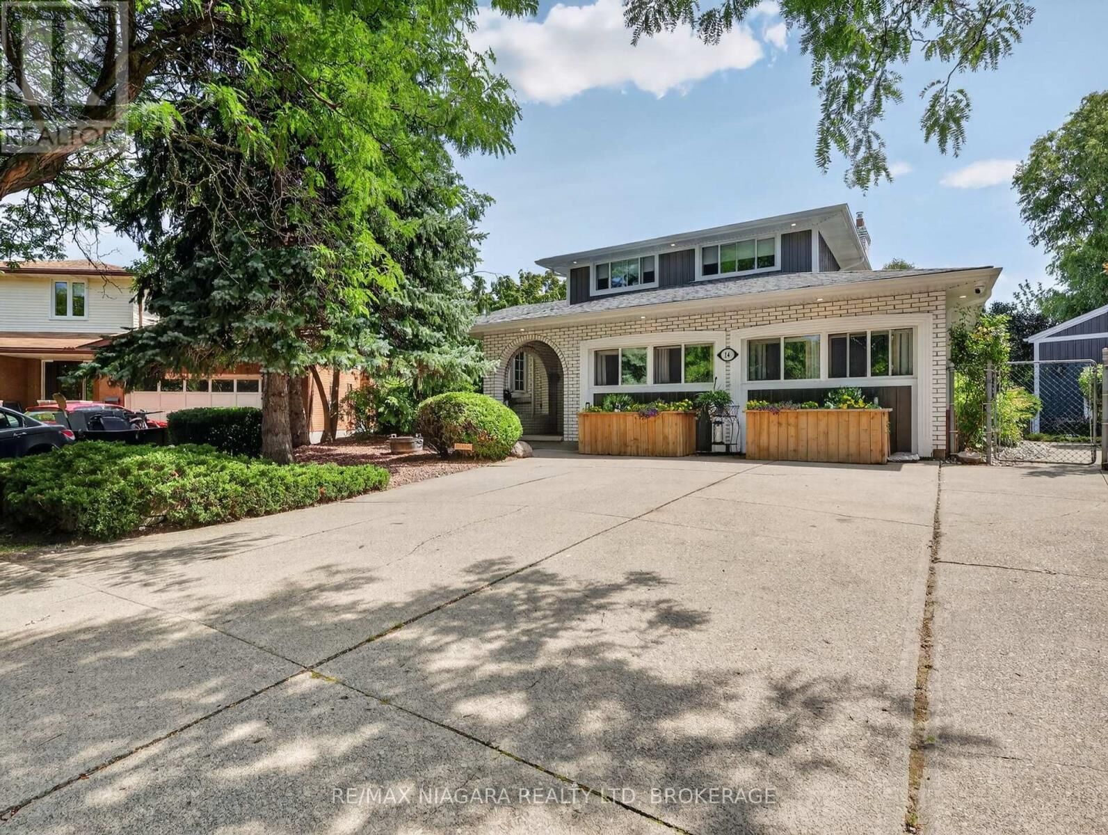Property Photo: 14 Fairlawn Court ON L2M 7K4