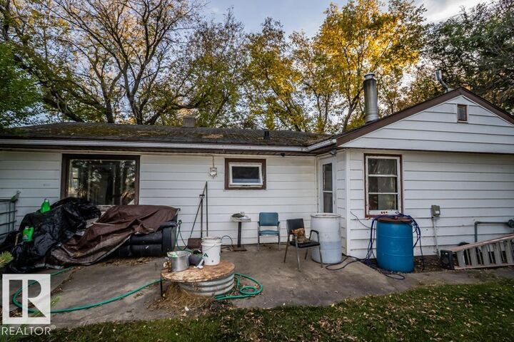 Property Photo:  219 Second Avenue  AB T0B 0P0 