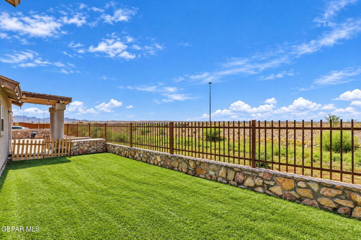 Property Photo:  