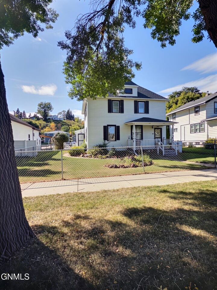 Property Photo:  407 6th Avenue NW  ND 58554 