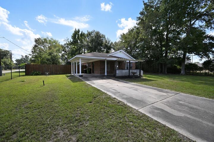 Property Photo: 220 N William Barnett Avenue TX 77327