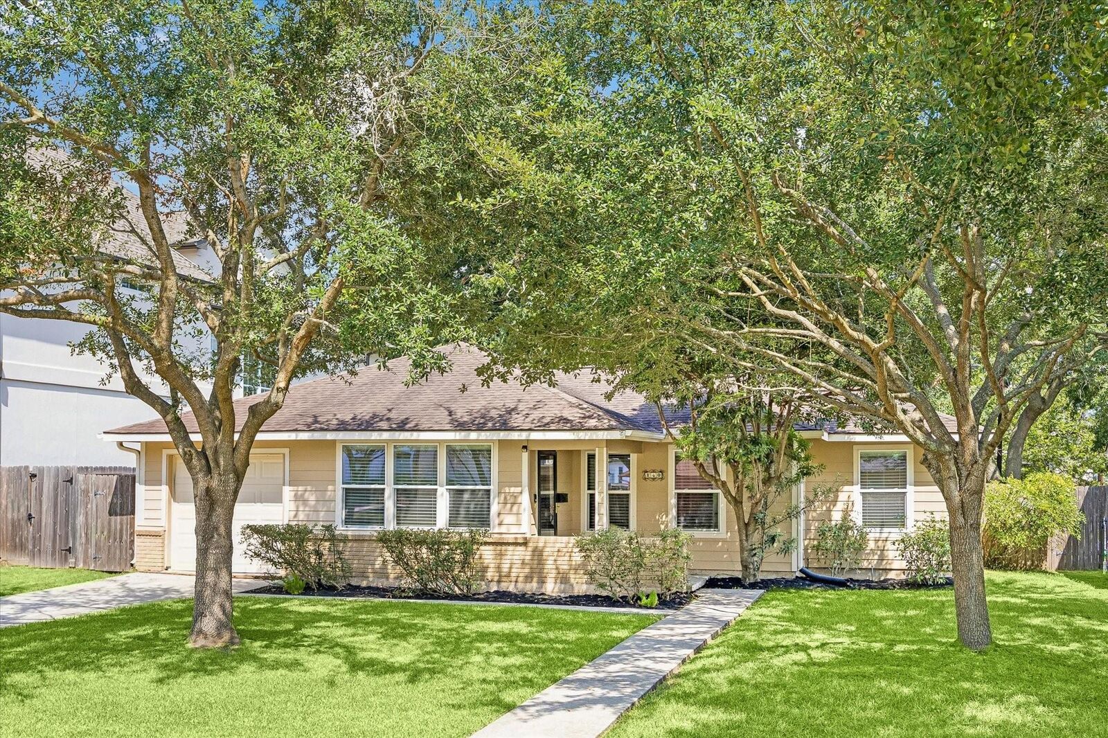 Property Photo:  140 Pamellia Drive  TX 77401 