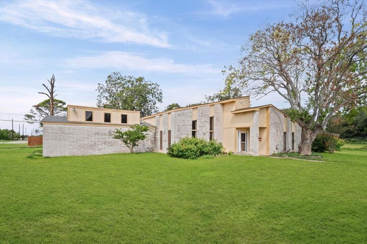 Property Photo:  426 S 6th Street  TX 77571 