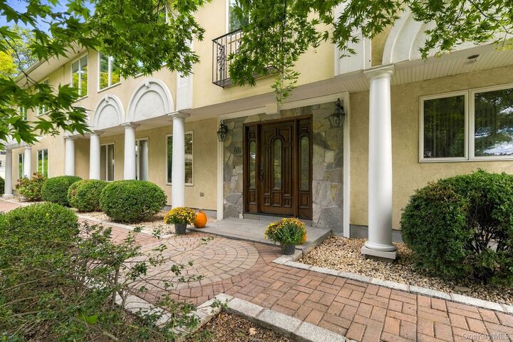 Property Photo:  611 Knollwood Road  NY 10603 