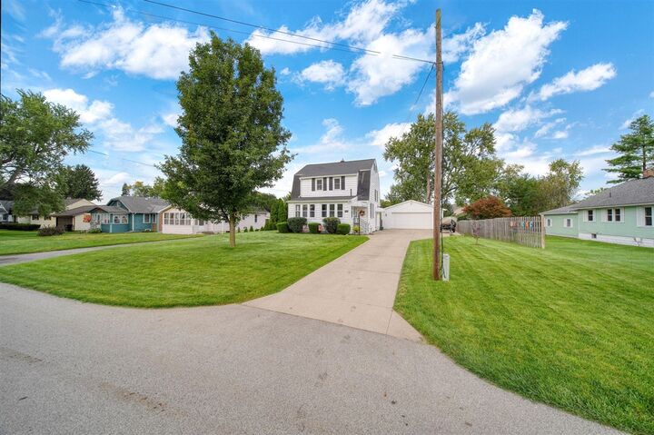 Property Photo:  826 Concord Boulevard  MI 49202-2910 