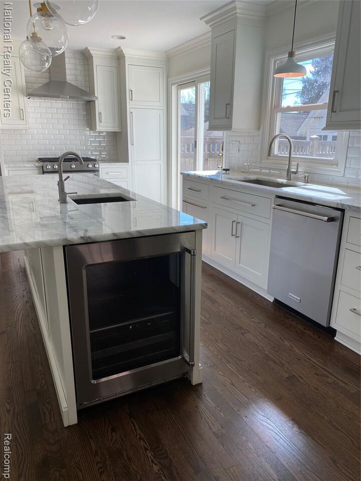 Property Photo:  679 Oak Avenue  MI 48009 1327 