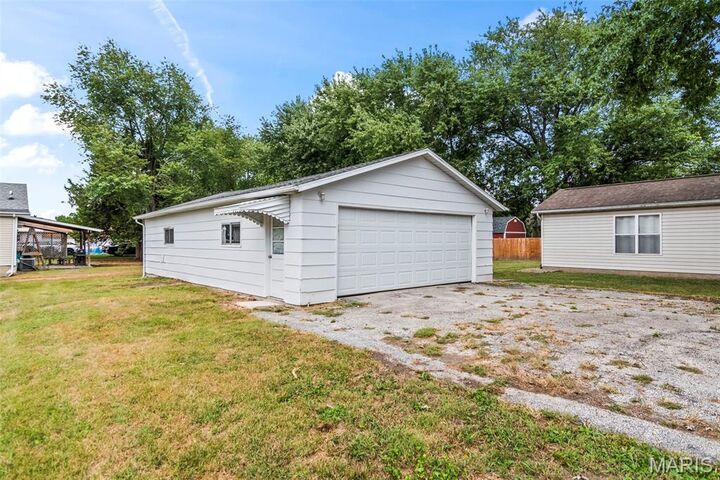 Property Photo:  705 E Columbia Street  IL 62056 