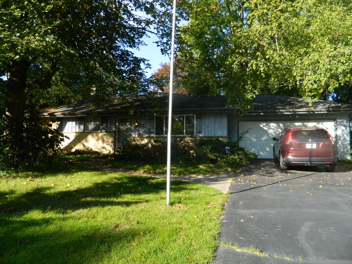 Property Photo: 415 Catskill Rd WI 53186