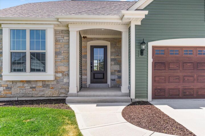 Property Photo:  W251n2399 Valleyview Cir  WI 53072 