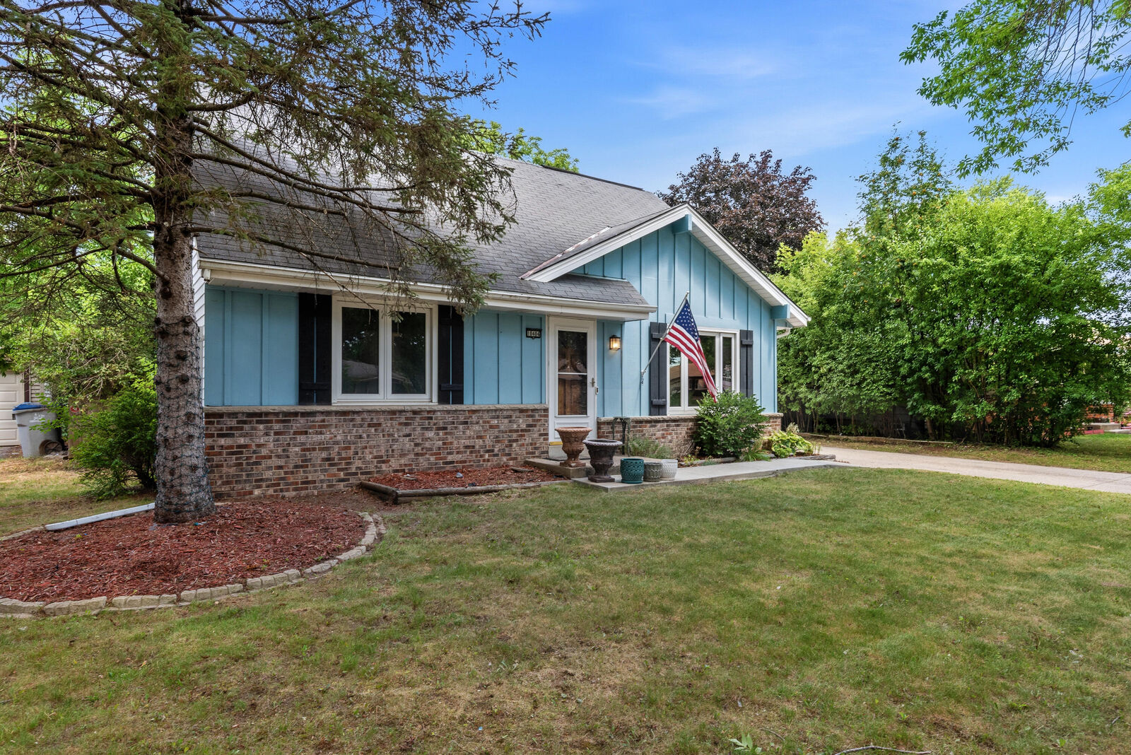 Property Photo: 10404 W Darnel Ave WI 53224