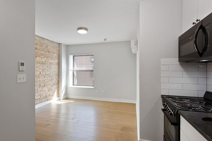 Property Photo:  6019 N Winthrop Avenue 405  IL 60660 