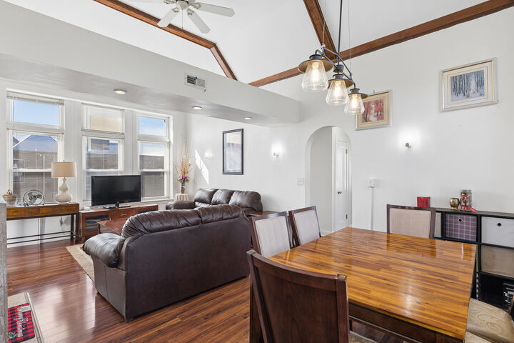 Property Photo:  6450 N Troy Street 3W  IL 60645 
