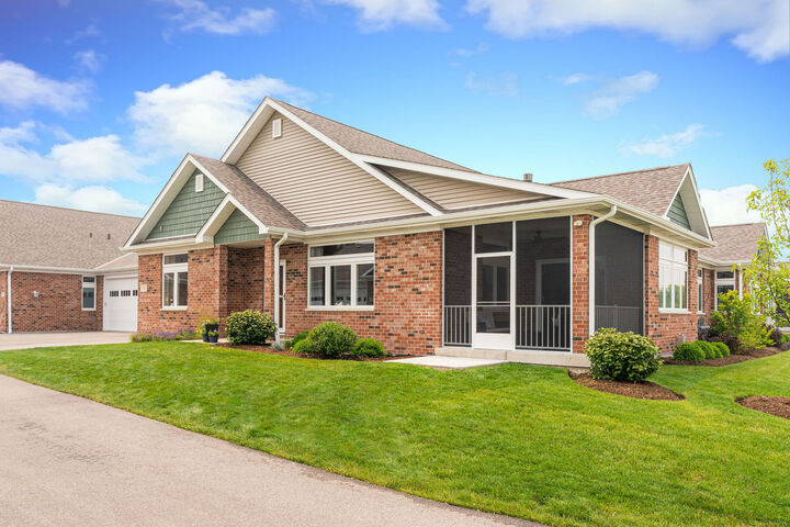 Property Photo:  4 Kloe Lane 4  IL 60178 