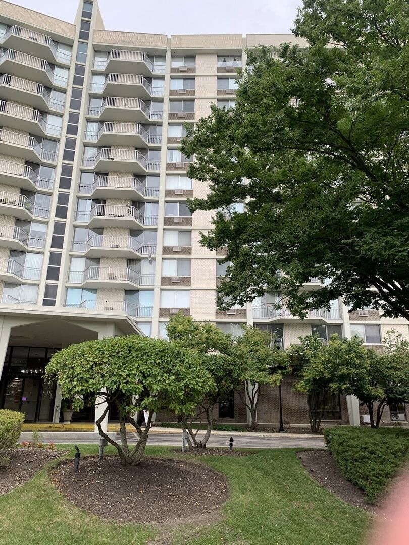 Property Photo:  20 N Tower Road 9E  IL 60523 