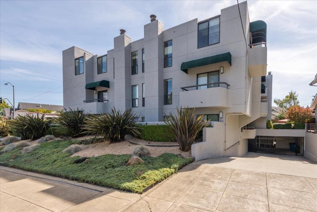 Property Photo: 5 W Bellevue Avenue 2 CA 94402