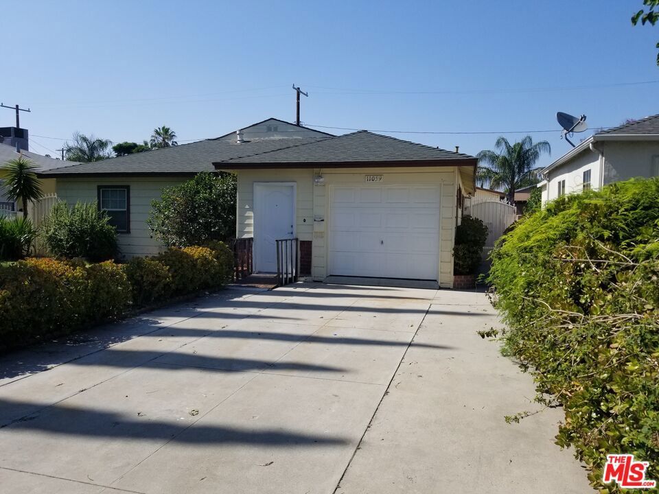 Property Photo:  11059 Califa Street  CA 91601 