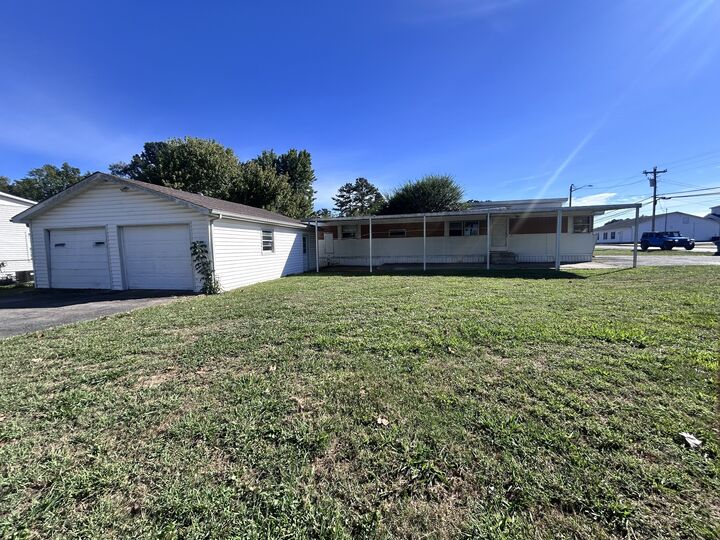 Property Photo: 801 Oakdale St TN 37355