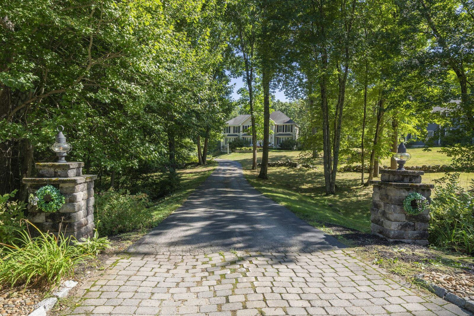 Property Photo:  34 Glance Road  NH 03087 